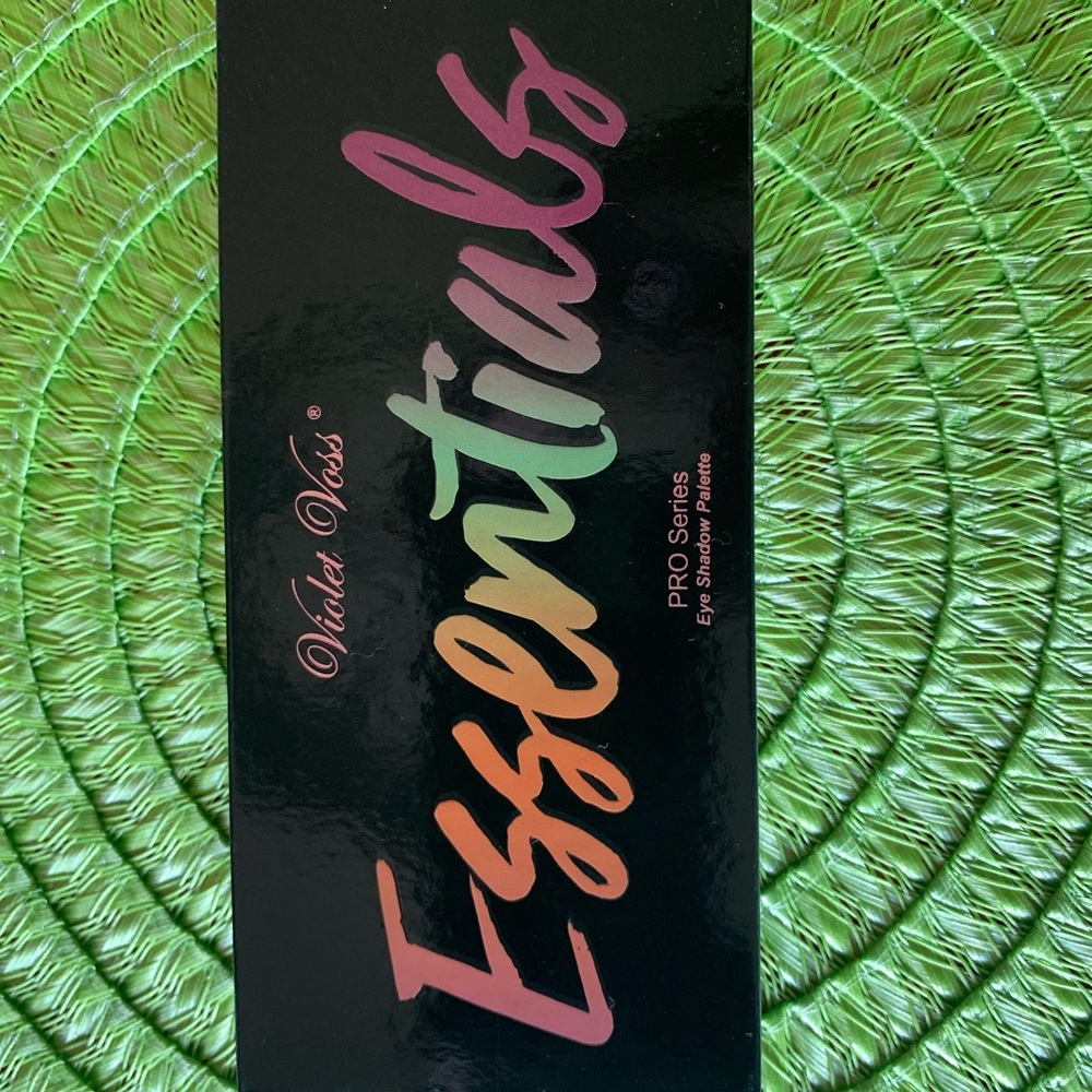 Violet Voss “Essentials” Palette